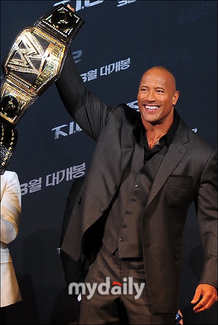 [MD포토] 더 락 드웨인 존슨, 이것이 바로 챔피언 벨트!