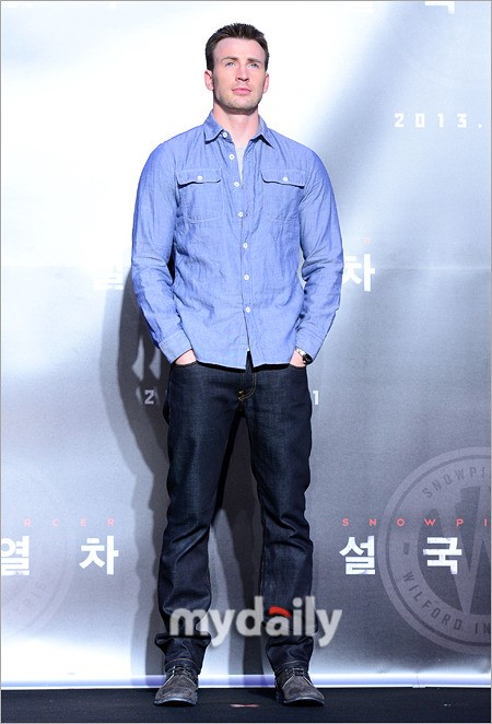 [MD포토] 크리스 에반스 데님패션 편안해요