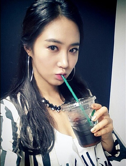 소녀시대 유리, 커피 들고 셀카 차도녀로 변신