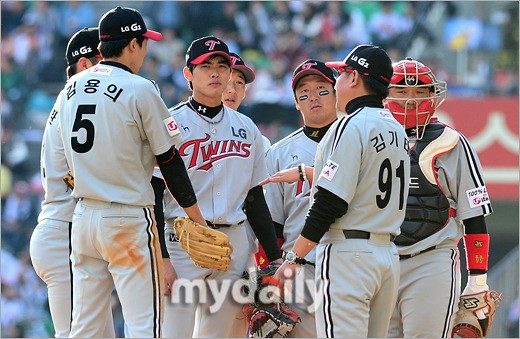 [MD포토] 김기태 실책으로 주전 집합