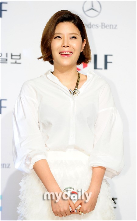 [MD포토] 가수 린, '살짝 보이는 시스루 아찔해~'