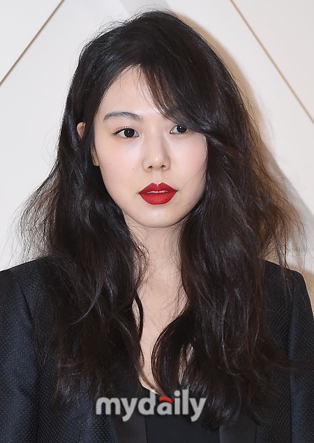 [MD화보] 키스를 부르네 김민희, 새빨간 입술에 시크표정은 덤