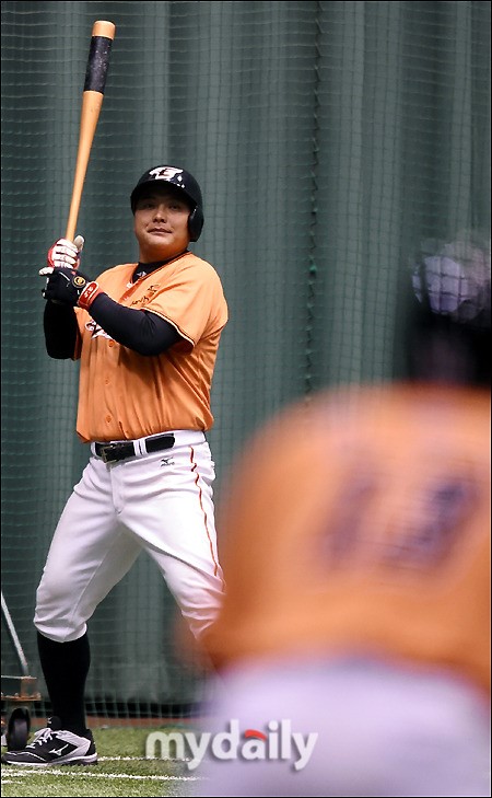 [MD포토] 김태균, (권)용관이형 뛸 준비해!