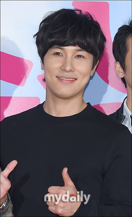 [MD포토] 신화 김동완, 미소도 강렬하게 (장수상회 VIP시사회)
