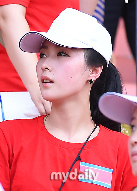 [MD포토] 북한 미녀 귀걸이로 예쁘게 치장