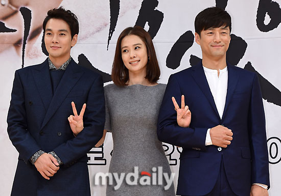 [MD포토] 김현주 두 남자 사이에서 브이~