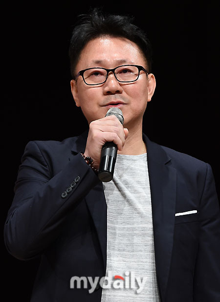 [MD포토] 취재진의 질문에 답하는 강준 대표