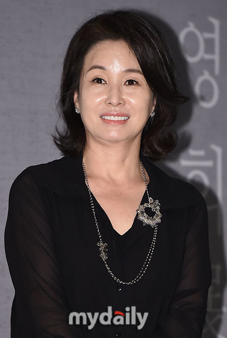 [MD포토] 김미숙 물광피부 선보이며