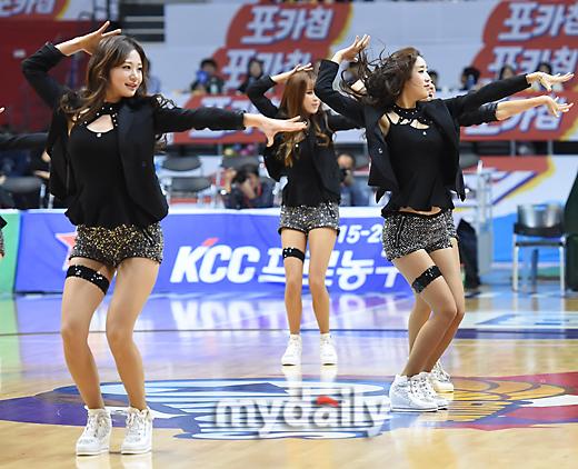 [MD포토] 치어리더 시선 사로잡는 손짓