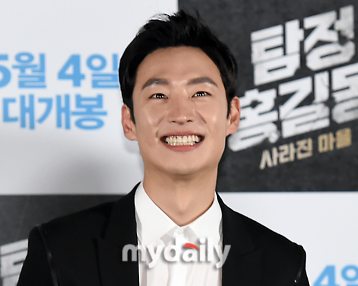 [MD포토] 이제훈 함박 미소에 입 찢어지겠네