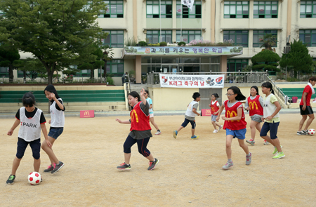 K리그 축구의 날, 달북초에 부산아이파크가 떴다