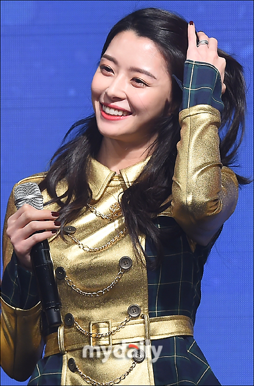 [MD포토] 헬로비너스 나라, 머리만 넘겨도 화보