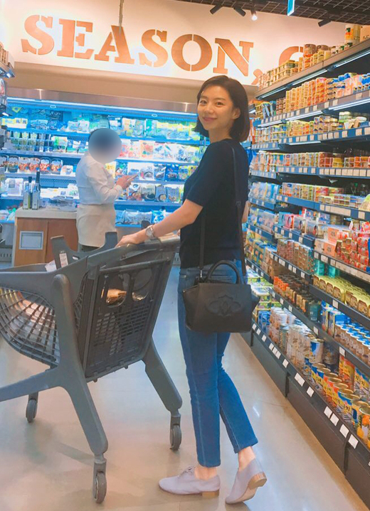 마트만 가도 화보…박수진, 일상 패션도 여신급