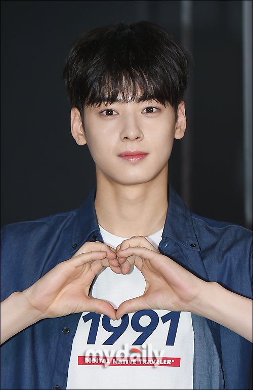 [MD포토] 아스트로 차은우, 시크한 하트