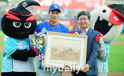 [MD포토] 이승엽 수원 화성 축조 아트램프를 선물 받으며