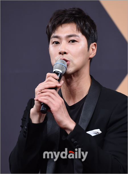 [MD포토] 유노윤호 패션도 헤어도 깔끔 블랙
