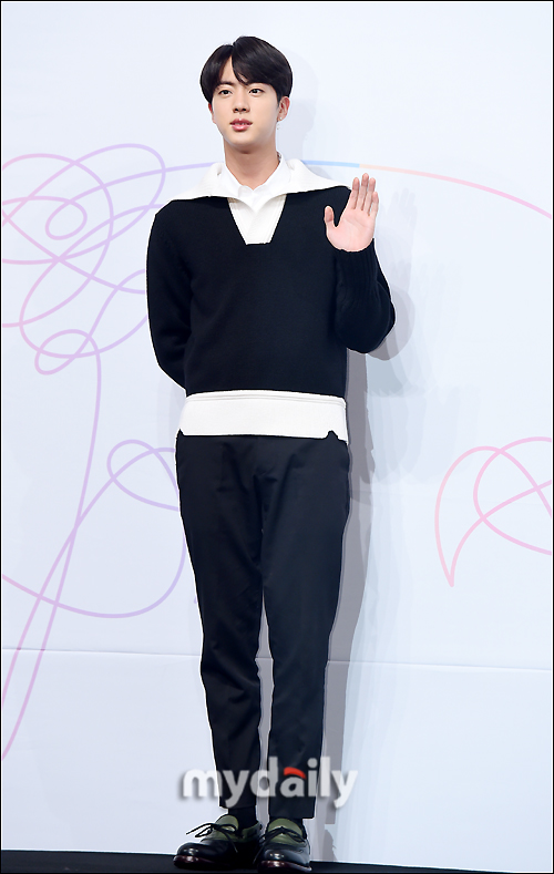 [MD포토] 방탄소년단 진, 손만 들어도 매력 넘치죠?