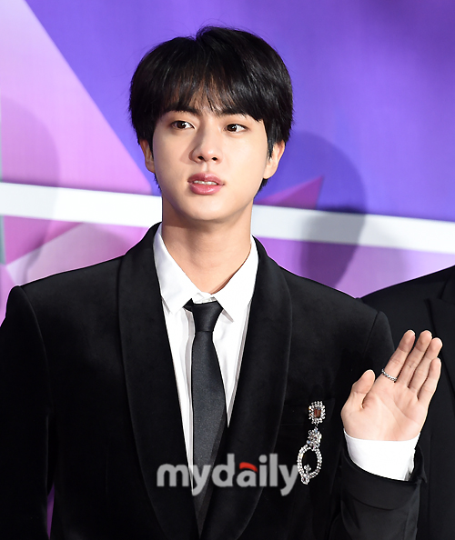 [MD포토] 방탄소년단 진 손만 흔들어도 멋있어