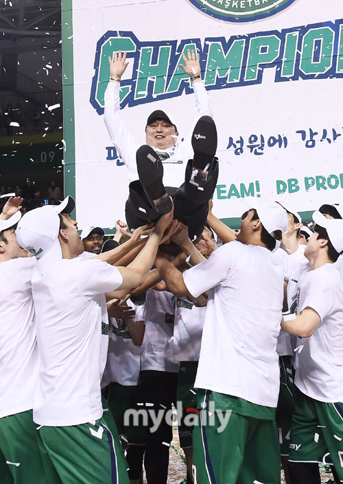 [MD포토] 헹가래 받는 이상범 감독 우리가 챔피언