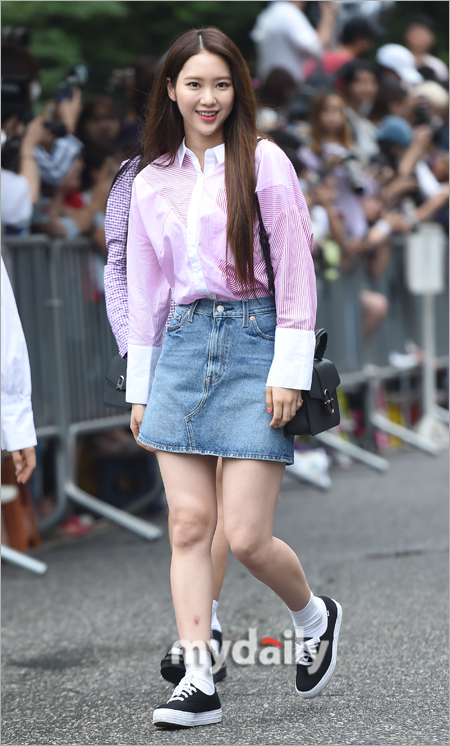 [MD포토] 오마이걸 지호 깔끔 데님 셔츠 패션