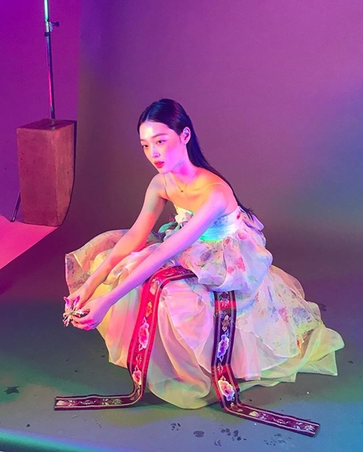 한복 입고, 어깨 노출…설리, 추석연휴 맞아 독특 패션