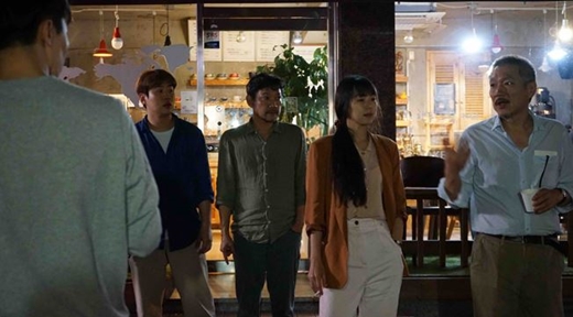 홍상수·김민희 ‘풀잎들’ 스틸 공개, 가을날의 색감과 정서 담아