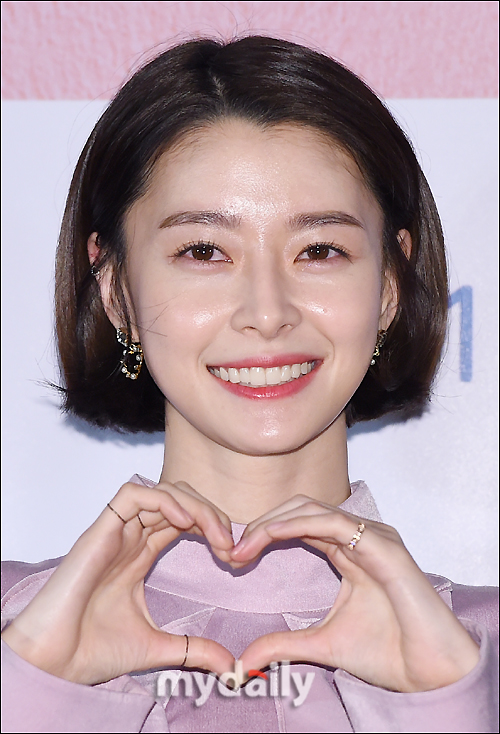 [MD화보] 긴 머리 해주면 안 되나요?…권나라, 미모 깎아먹는 단발