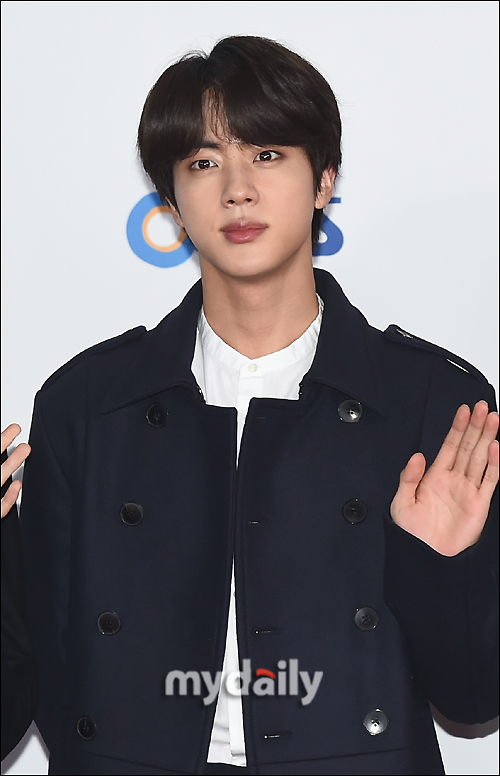 [MD포토] 방탄소년단 진, 훈훈한 손인사