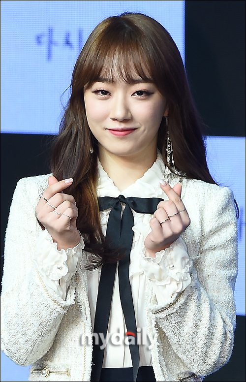 [MD포토] 가을로 가는 기차 지현, 하트가 두개