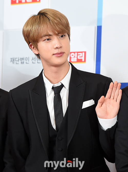 [MD포토] 방탄소년단 진 반듯한 손인사