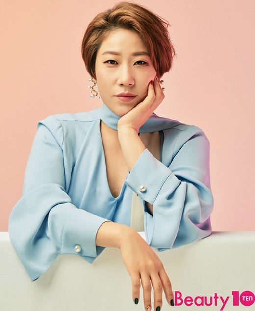 개그우먼 김영희 “스탠드업 코미디 통해 공백기 극복했다” [화보]