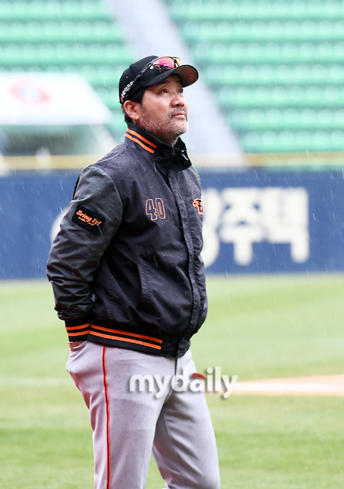 [MD포토] 하늘 바라보는 한용덕 감독 야구 할수 있을까?
