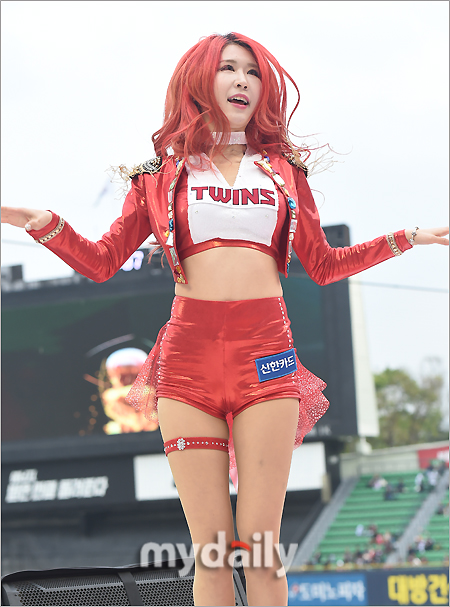 [MD포토] 치어리더 이연경 헤어도 패션도 빨간색으로 물들었네