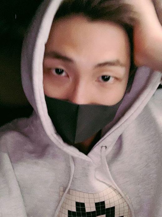 아미들 심장 주의…방탄소년단 RM, 시크한 윙크
