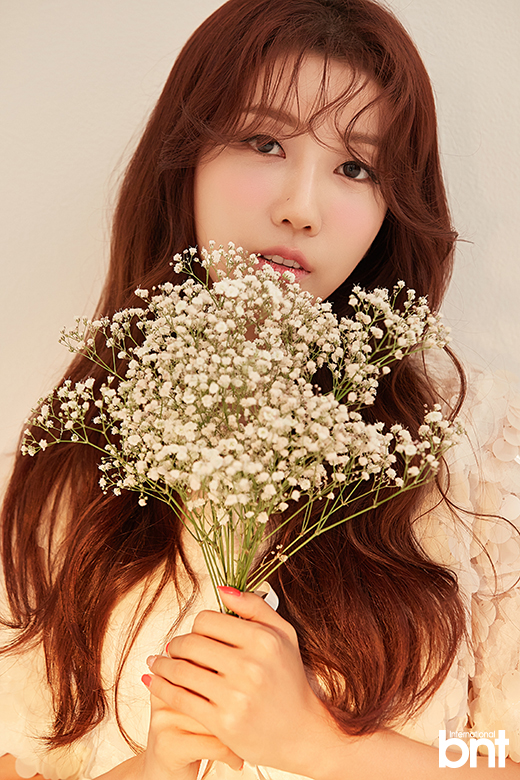 ‘미스트롯’ 두리, “언니 봉우리 아나운서와 서로 자기가 예쁘다 생각해” [화보]