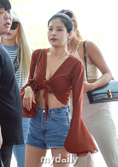 [MD포토] 마마무 솔라 매듭으로 간신히 버틴 파격 노출