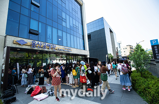 [MD포토] 탑의 마지막 출근길을 보기 위해 용산공예관 앞에서 기다리는 팬들