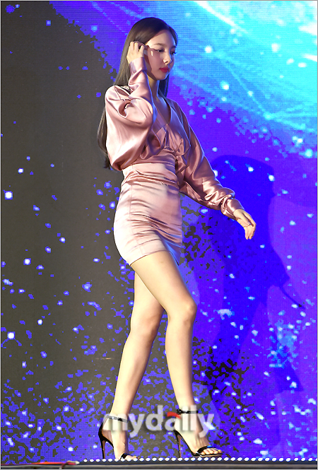 [MD포토] 트와이스 나연 몸매 드러낸 핑크빛 새틴 원피스