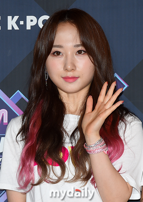 [MD포토] 로켓펀치 쥬리 청초한 손인사
