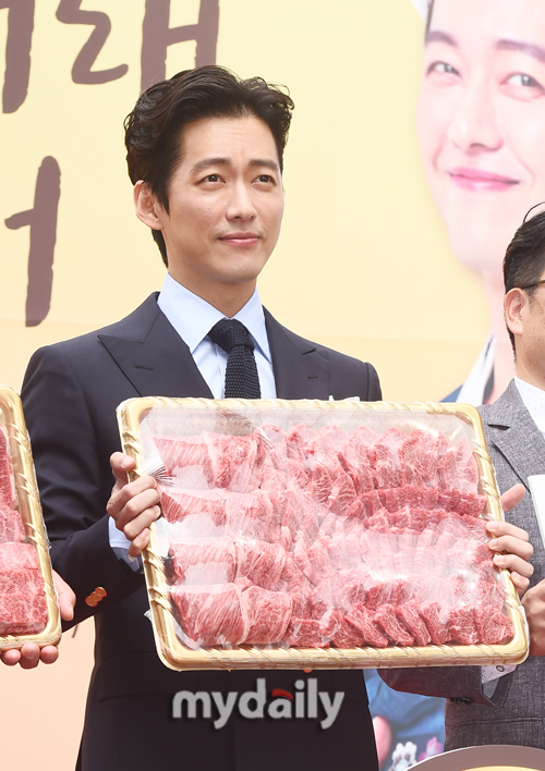 [MD포토] 남궁민 추석은 한우와 함께