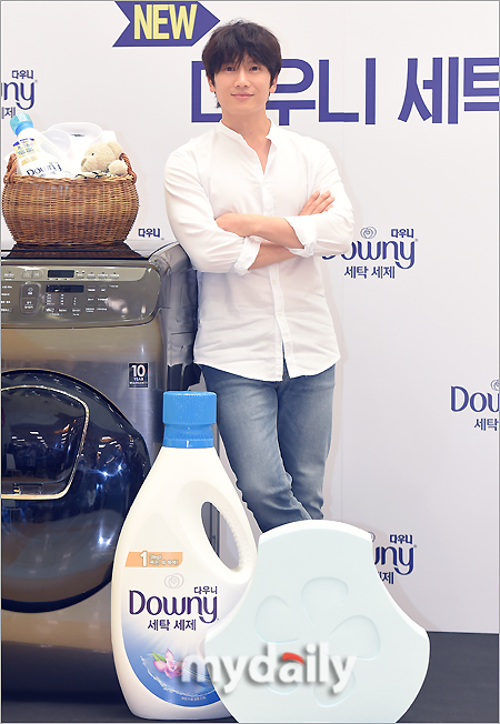 [MD포토] 지성 깔끔한 셔츠 데님 패션