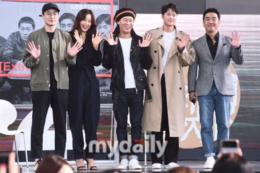 [MD포토] 이하늬,진선규,공명,류승룡 '팬들에게 감사의 인사'