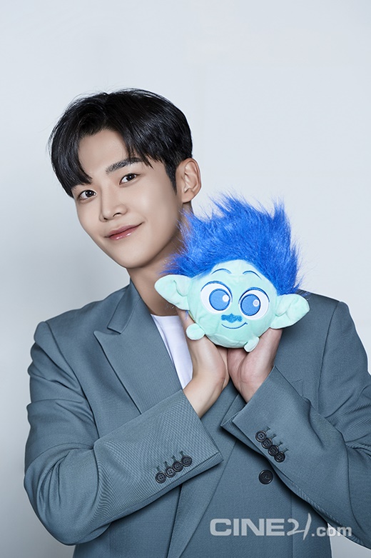 ‘트롤: 월드 투어’ SF9 로운, 영화 첫 더빙...씨네 21 커버 장식