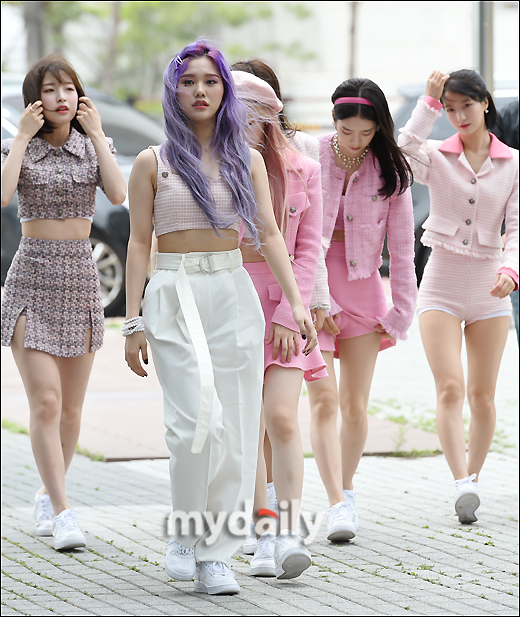 [MD포토] 오마이걸, 바람이 야속한 소녀들