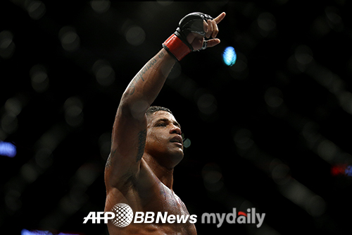 UFC 번즈, 웰터급 1위 우들리에 판정승…파죽의 6연승