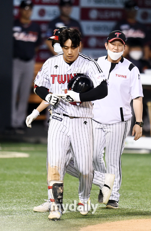 [MD포토] 연속 사구 이천웅 나한테 왜 이래?