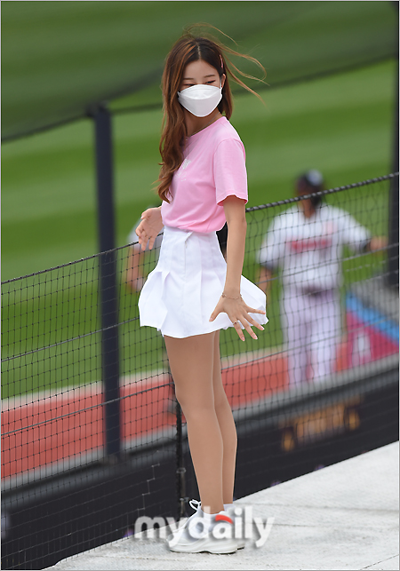 [MD포토] 치어리더 김진아 태풍 바람에 치마가 들썩