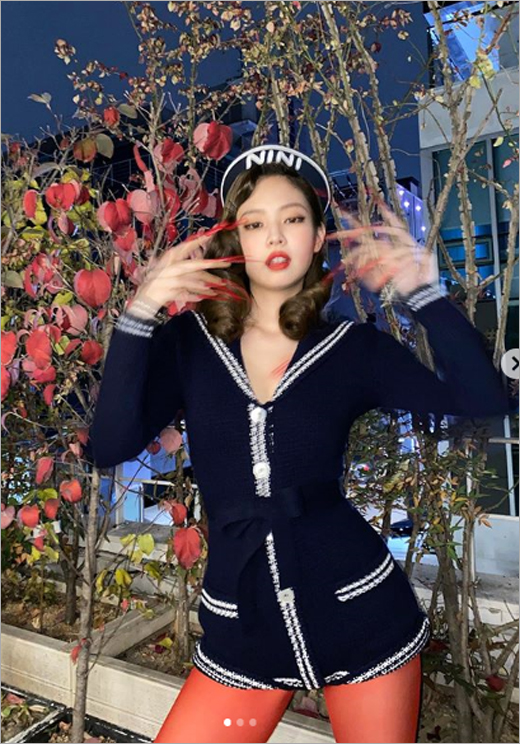 블랙핑크 제니 빨간 입술 손톱 스타킹. 섹시 포인트