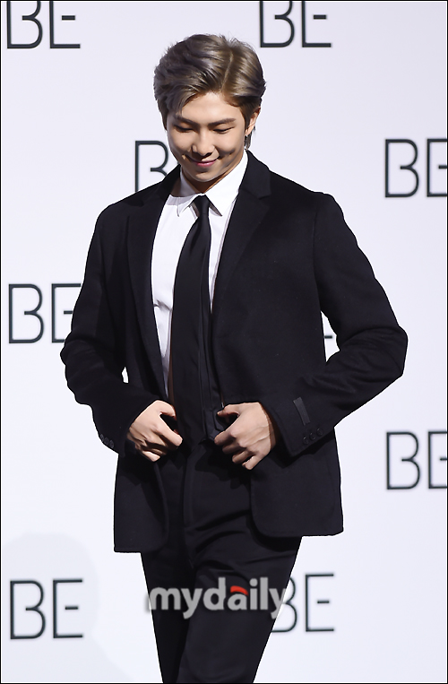 [MD포토] 방탄소년단 RM, 옷매무새 고치고