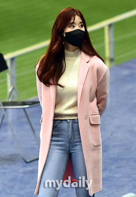 [MD포토] 진달래 아나운서 진달래빛 코트 패션